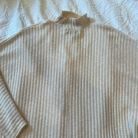 Cream urban outfitters sweater top with cutout neck detailing size XS - Picture 4 of 4